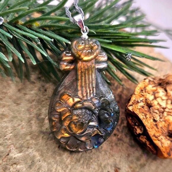 Nature Labradorite Carved Lotus Chinese Pipa Pendant Necklace - Picture 4 of 10